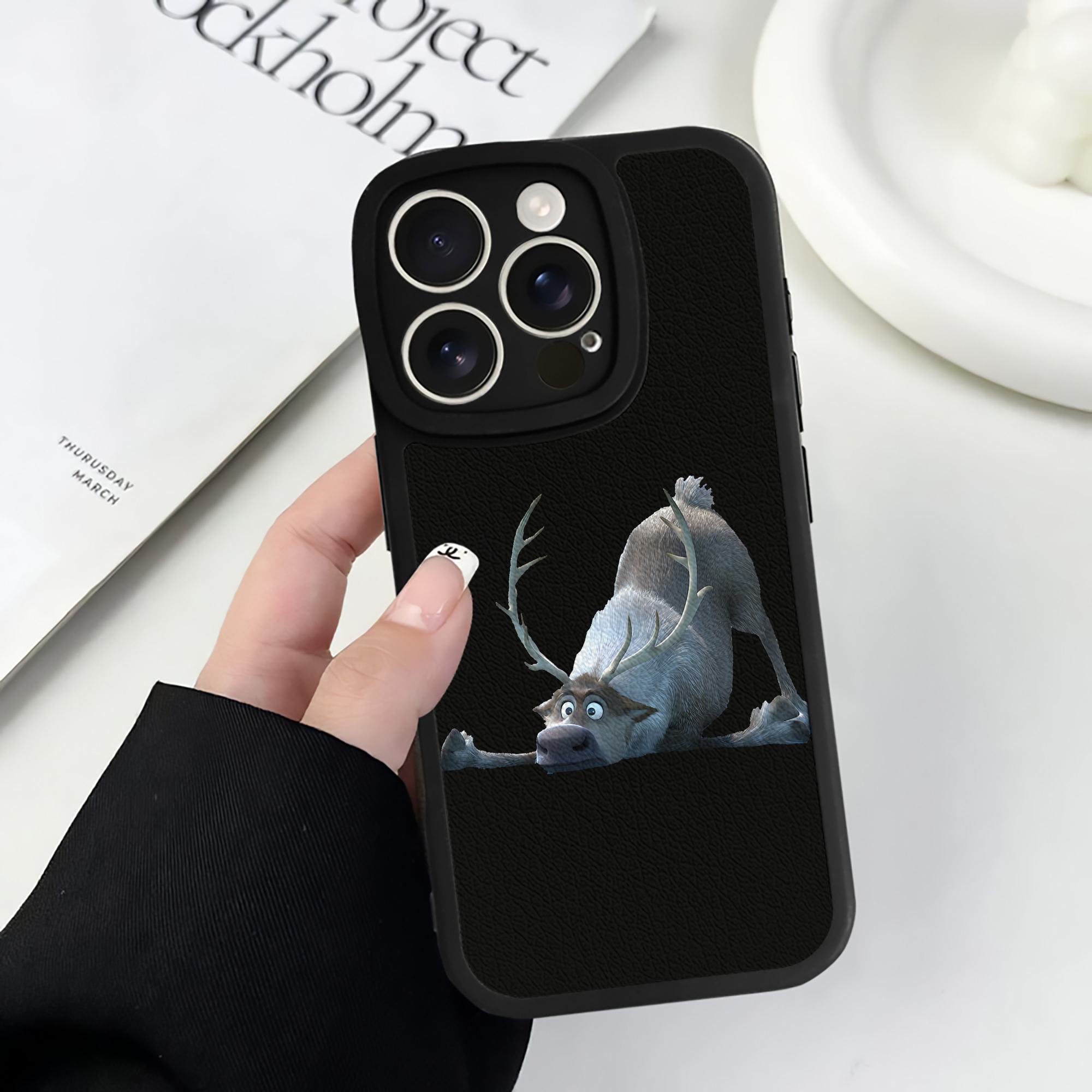 （画像用） アナと雪の女王 アンナ エルサ Frozen Anna Elsa 【iPhone 16シリーズ対応】シリコンスマホケース（レザー調） 材質：シリコン